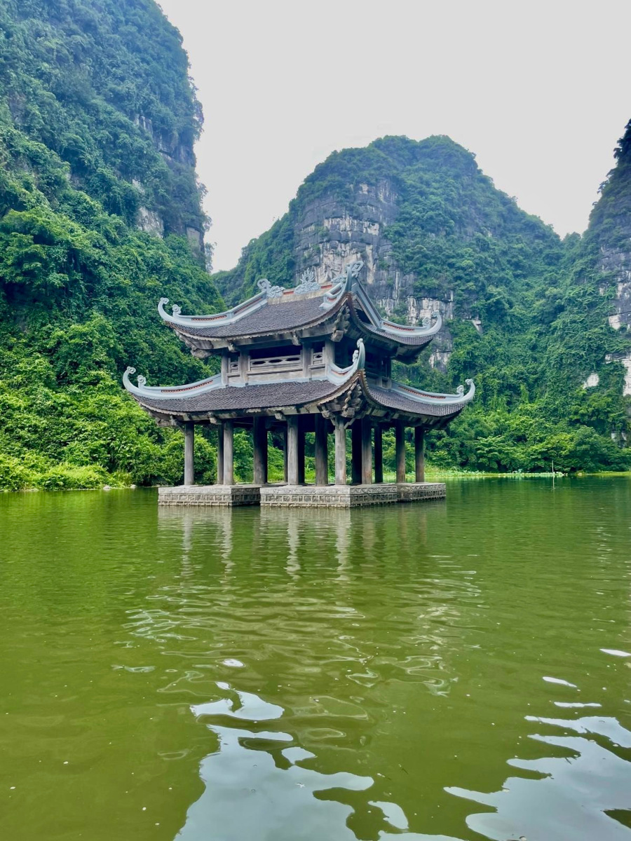tempio galleggiante Trang An in Vietnam 